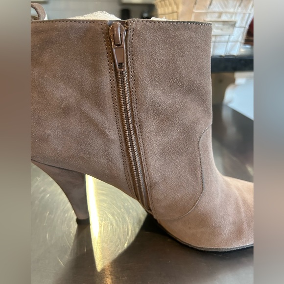 NINE WEST taupe suede booties - Picture 5 of 8